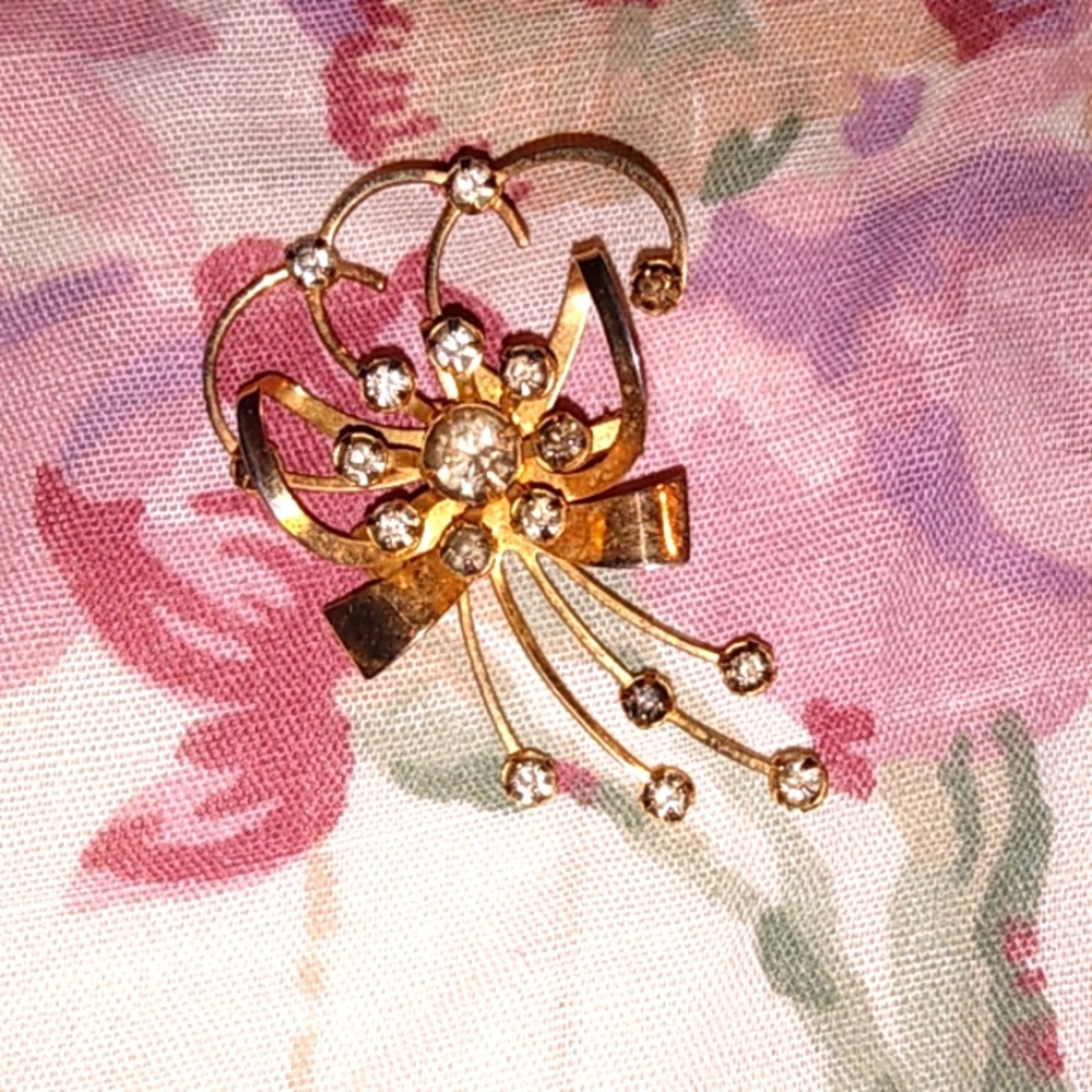 Vintage gold tone flower bouquet rhinestone brooch pin pendant rivets.